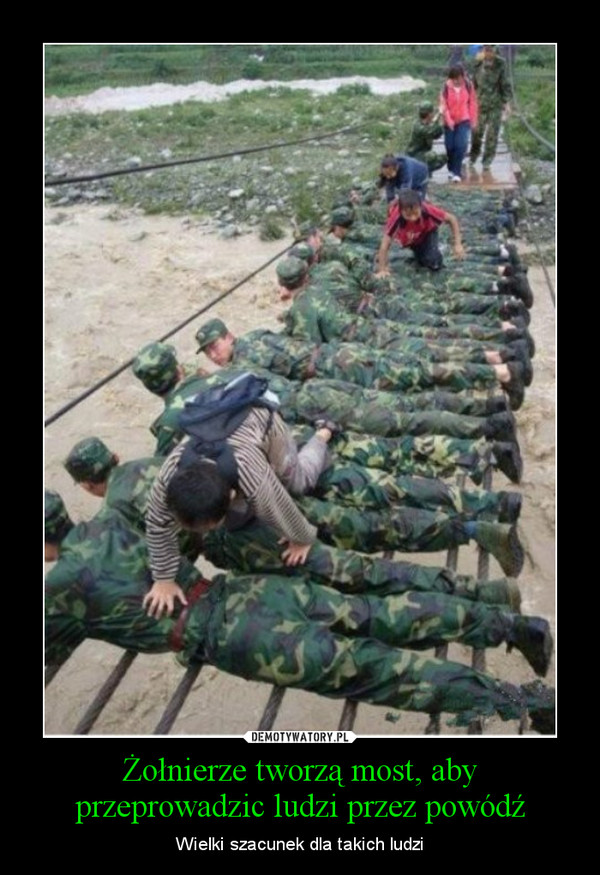 Żołnierze tworzą most, aby przeprowadzic ludzi przez powódź