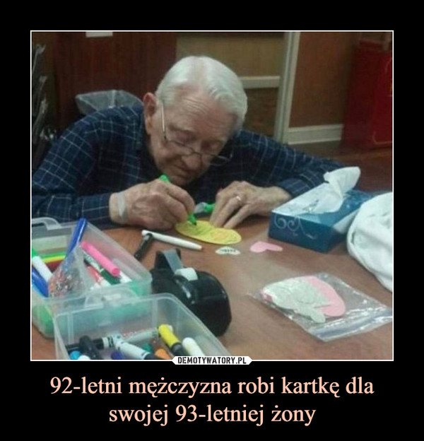 92-letni mężczyzna robi kartkę dla swojej 93-letniej żony