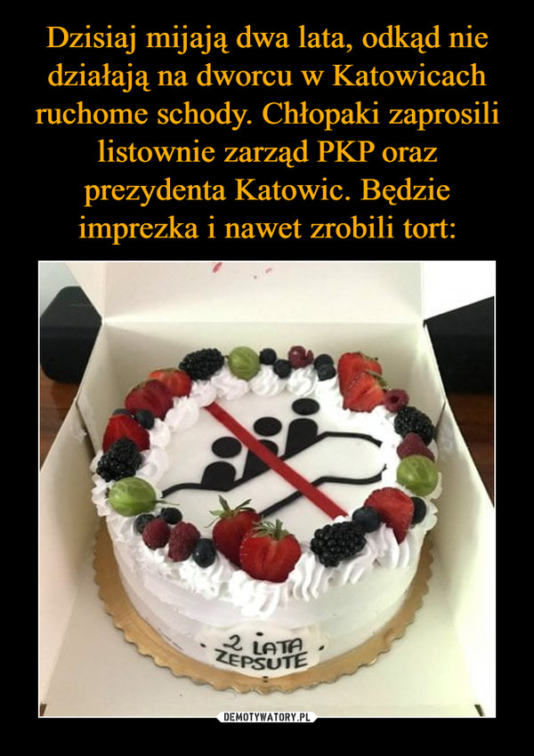 Dzisiaj mijają dwa lata, odkąd nie działają na dworcu w Katowicach ruchome schody. Chłopaki zaprosili listownie zarząd PKP oraz prezydenta Katowic. Będzie imprezka i nawet zrobili tort: