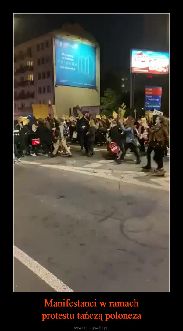 Manifestanci w ramachprotestu tańczą poloneza –  