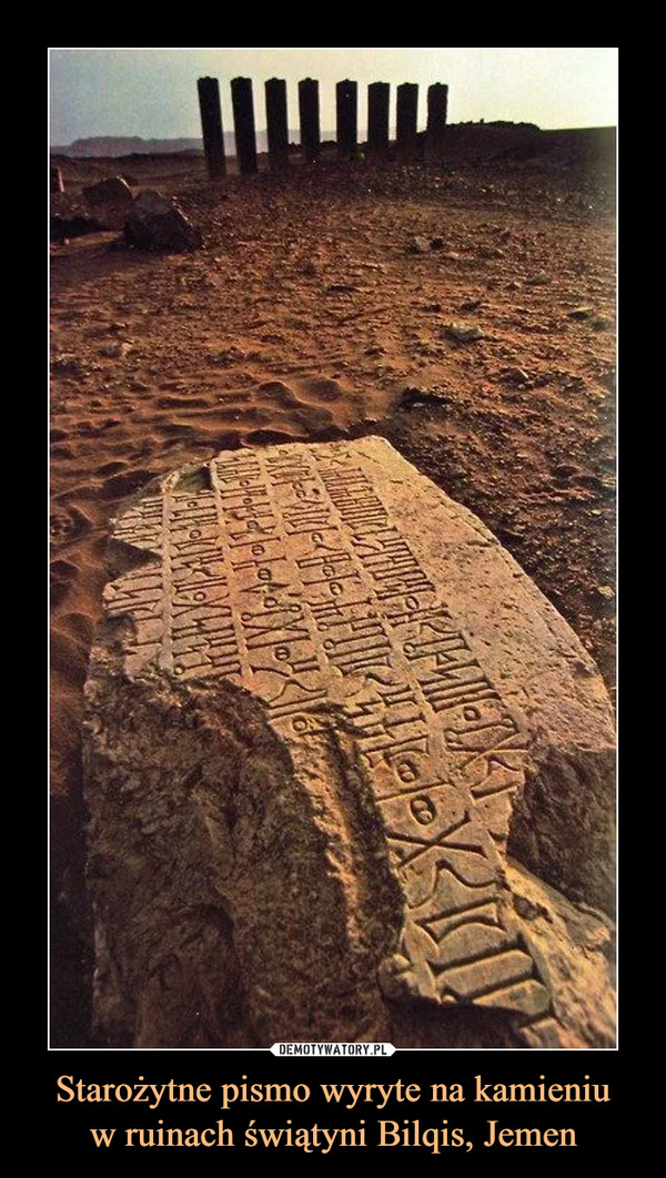 Starożytne pismo wyryte na kamieniuw ruinach świątyni Bilqis, Jemen –  