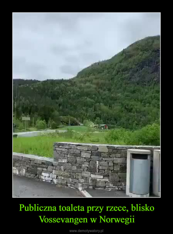 Publiczna toaleta przy rzece, blisko Vossevangen w Norwegii –  