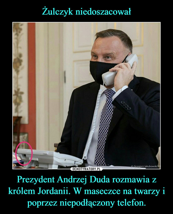 Prezydent Andrzej Duda rozmawia z królem Jordanii. W maseczce na twarzy i poprzez niepodłączony telefon. –  