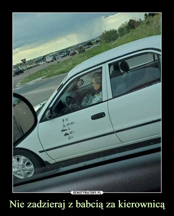 Nie zadzieraj z babcią za kierownicą