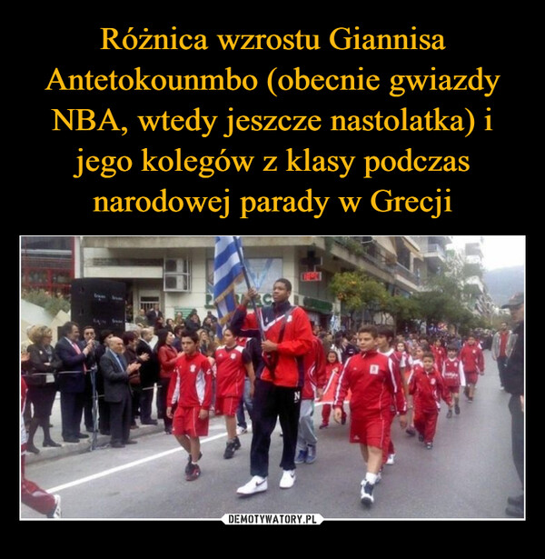 Różnica wzrostu Giannisa Antetokounmbo (obecnie gwiazdy NBA, wtedy jeszcze nastolatka) i jego kolegów z klasy podczas narodowej parady w Grecji