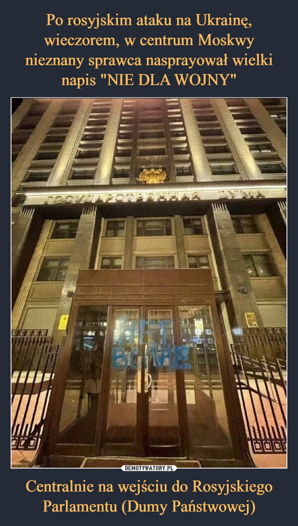 Po rosyjskim ataku na Ukrainę, wieczorem, w centrum Moskwy nieznany sprawca nasprayował wielki napis "NIE DLA WOJNY" Centralnie na wejściu do Rosyjskiego Parlamentu (Dumy Państwowej)