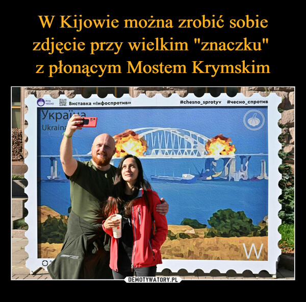 W Kijowie można zrobić sobie zdjęcie przy wielkim "znaczku" 
z płonącym Mostem Krymskim