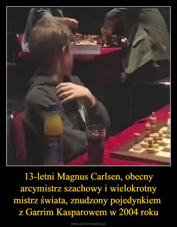 13-letni Magnus Carlsen, obecny arcymistrz szachowy i wielokrotny mistrz świata, znudzony pojedynkiem z Garrim Kasparowem w 2004 roku –  