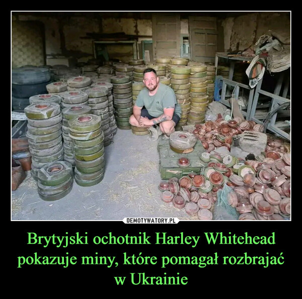 Brytyjski ochotnik Harley Whitehead pokazuje miny, które pomagał rozbrajać w Ukrainie