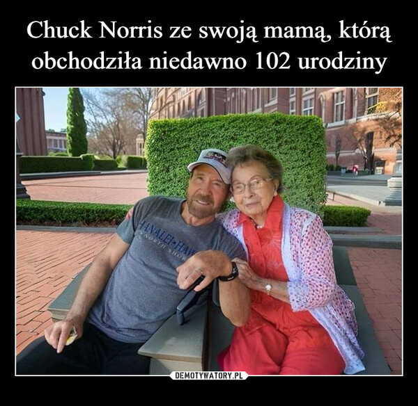 Chuck Norris ze swoją mamą, którą obchodziła niedawno 102 urodziny