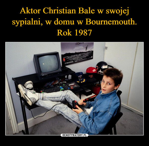 Aktor Christian Bale w swojej sypialni, w domu w Bournemouth. Rok 1987